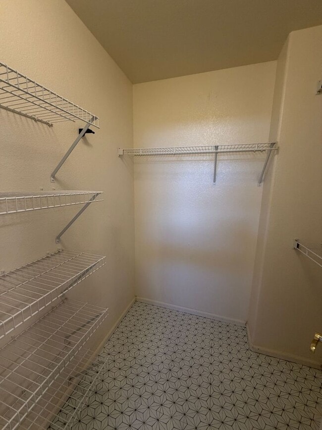 Building Photo - Spacious and Bright 3BD Home in Denver - Available Now