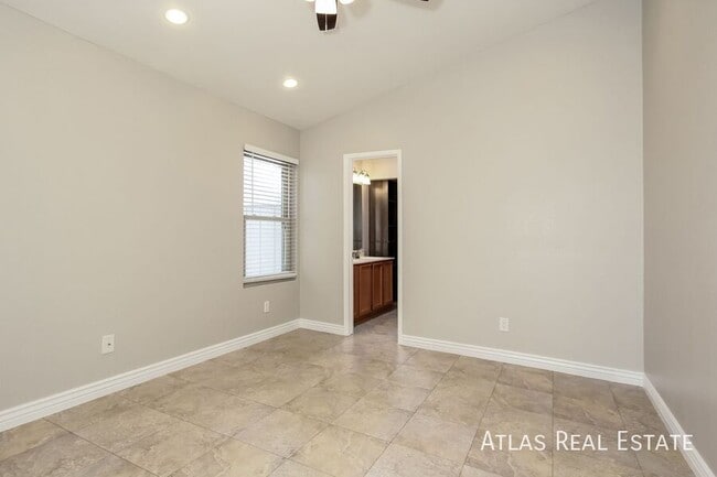 Building Photo - 1365 N Culpepper Ave