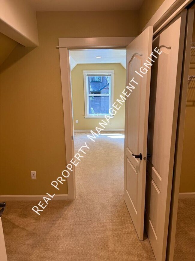 Building Photo - Immaculate Westside Home in the Pine Trees