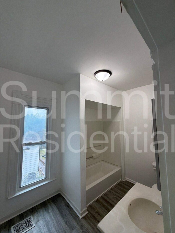 Building Photo - 1422 10th St