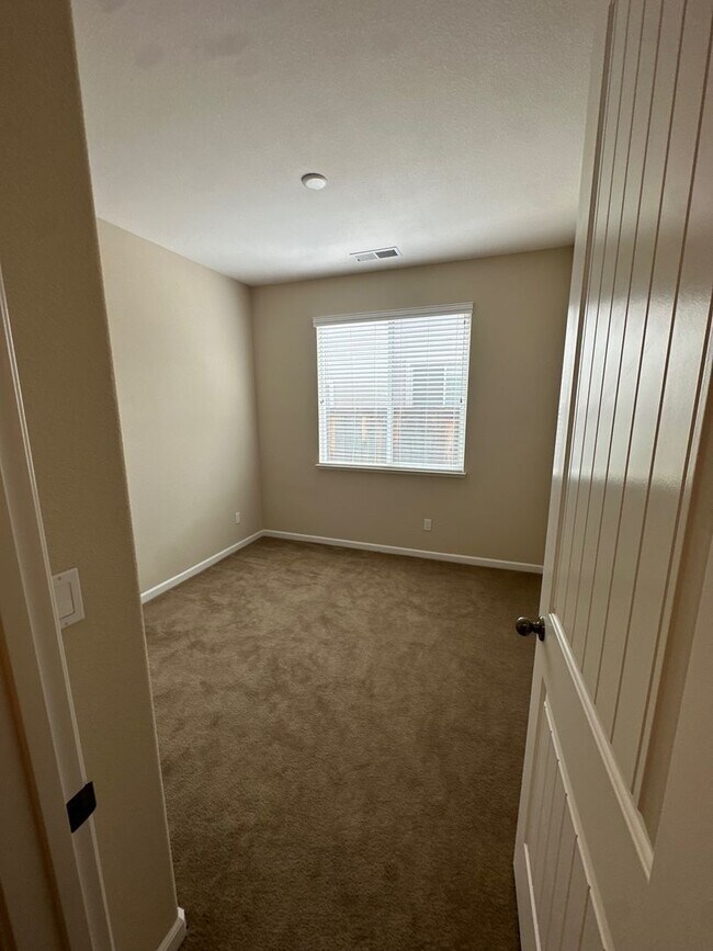 Building Photo - Spacious 4 Bed / 3 Bath Home with Large Covered Patio in Chico