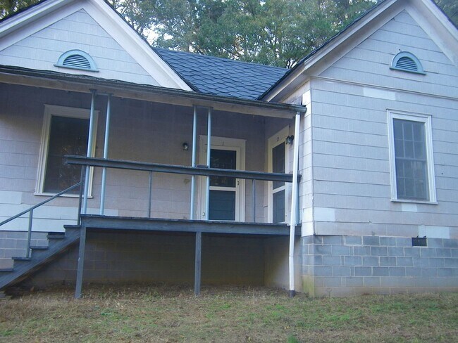 Building Photo - Quiet Forested 1 Bedroom Duplex