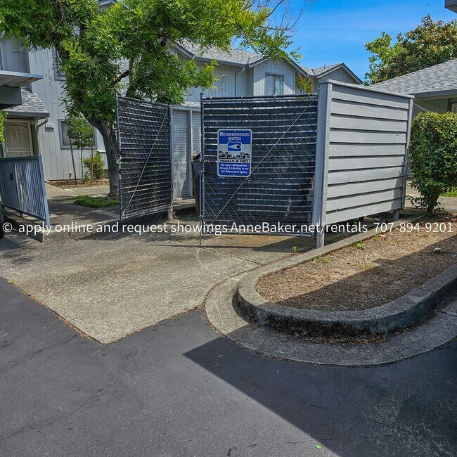 Building Photo - Exquisitely Updated Condo - Must See