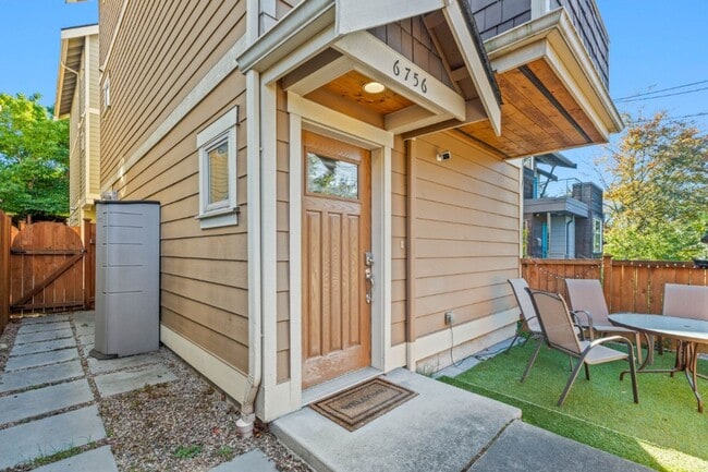Building Photo - 2bd/1.5ba Seattle Townhouse