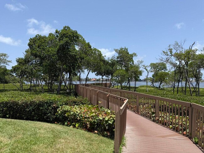 Building Photo - 225 N Lakeshore Dr