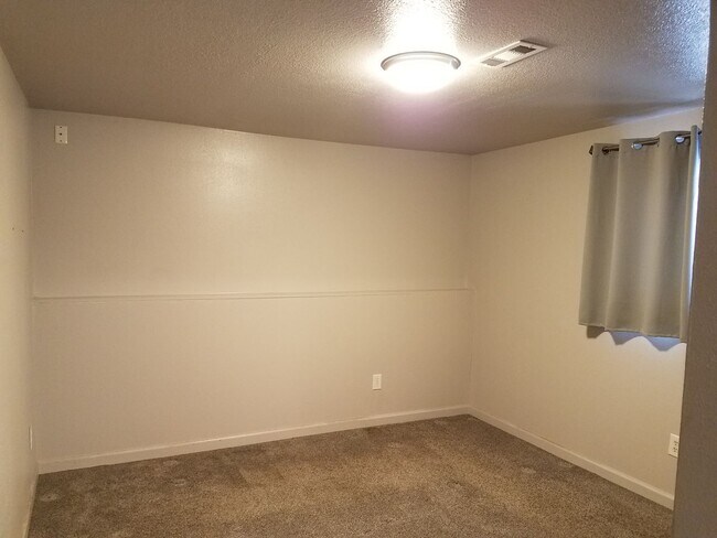 Building Photo - House For Lease