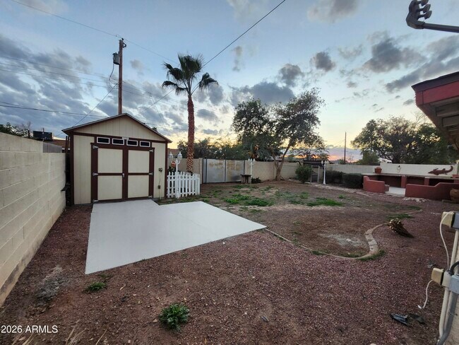 Building Photo - 5025 W Vernon Ave