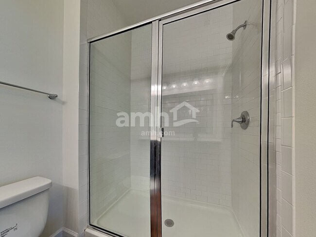 Building Photo - 1020 Island Pond Dr