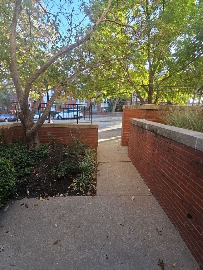 Building Photo - 530 W 10th St