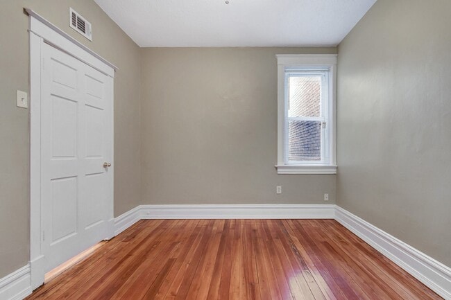 Building Photo - Hawtie w/ a Bawdie (big walk-in closet to die for)