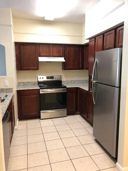 Building Photo - 2801 Chancellorsville Dr