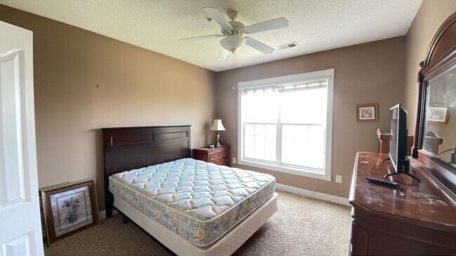 Building Photo - 2241 Waterview Dr