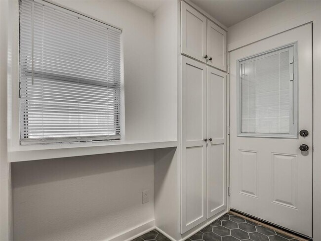 Building Photo - 131 W Acres St