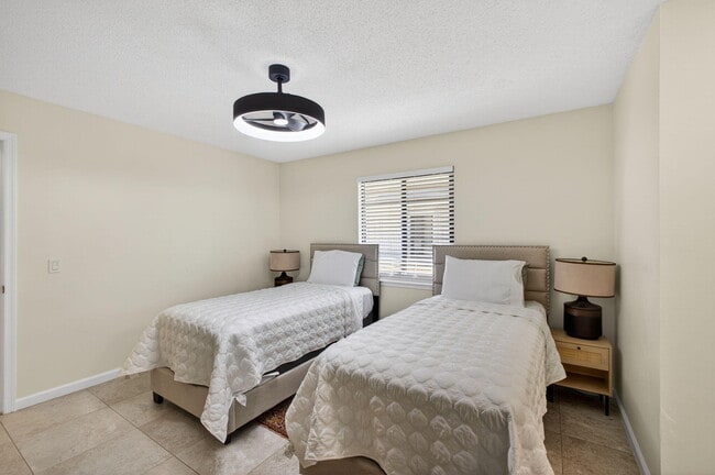 Building Photo - 168 Thornton Dr