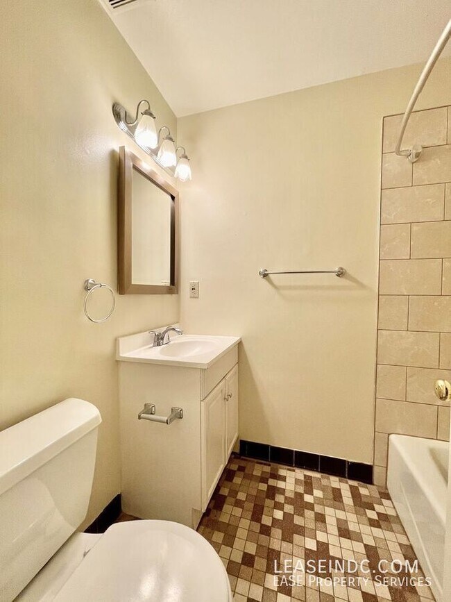 Building Photo - 1501 R St NW