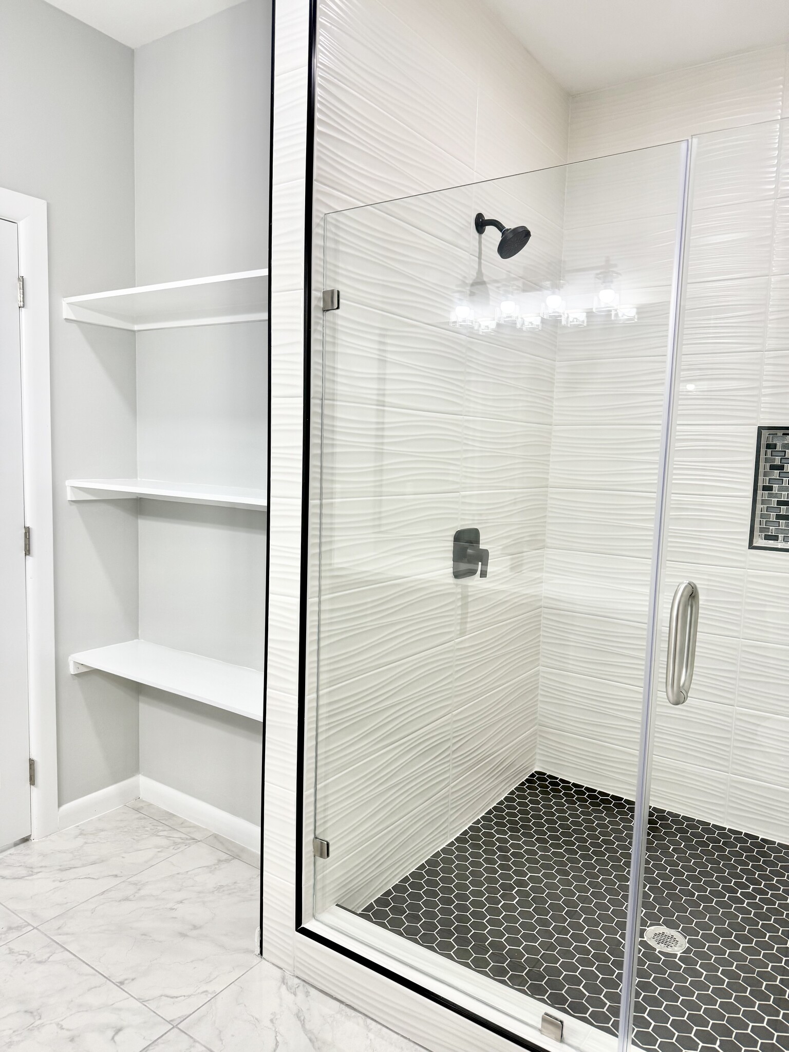 Master bathroom - 2108 E Viviana St