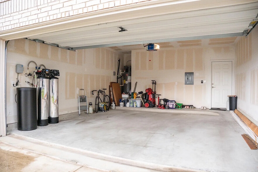 Building Photo - Room in House on Conestoga Wagon Way