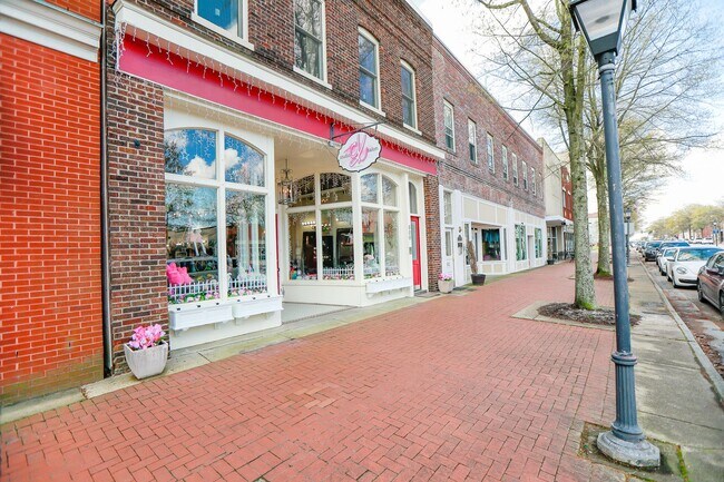 Building Photo - BEAUTIFUL Second Floor Unit in Olde Towne!