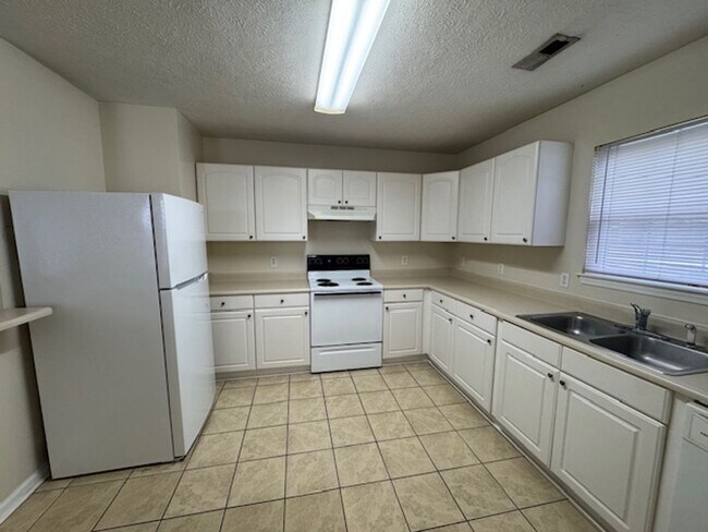 Building Photo - Home in Hillsdale