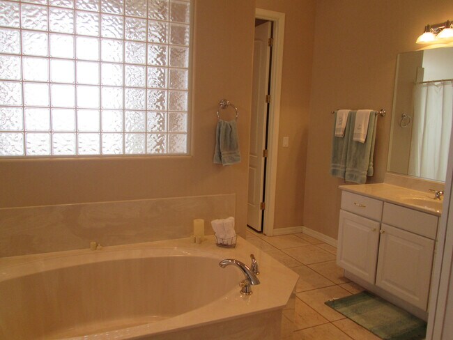 Building Photo - 5745 E Sunset Point Dr