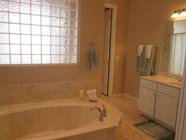 Building Photo - Unfurnished - 1 Year Rental