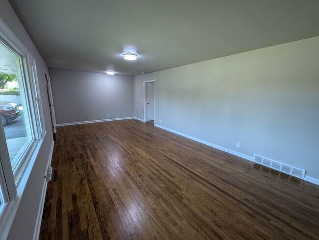 Building Photo - 5412 Anah St