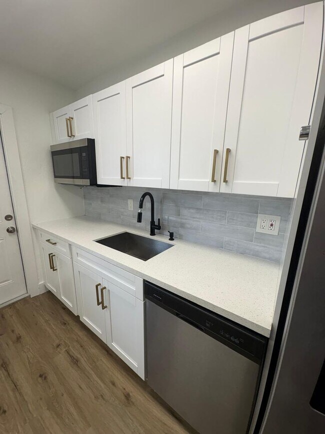 Building Photo - Special Pricing! Beautifully Updated 2-Bedroom Home in Prime Location!