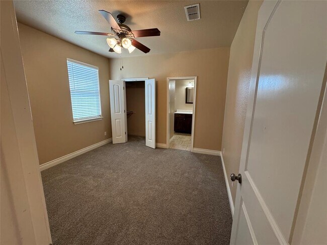 Building Photo - 141 Oak Stone Dr