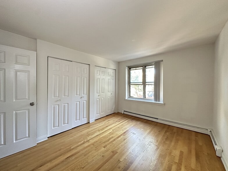 Building Photo - 3710 N Pine Grove Ave