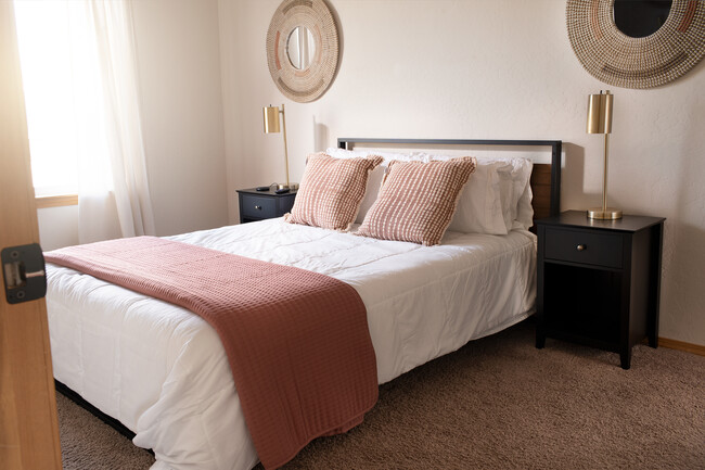 Main Bedroom - Spacious Walk in Closet with window. Queen Casper mattress (able to upgrade to King) - 2805 W Dumont Dr