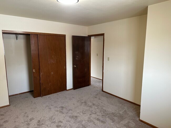 Building Photo - 644 S 60th St