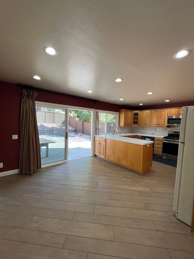 Building Photo - Lake Forest House with 4 bed 2 bath plus loft