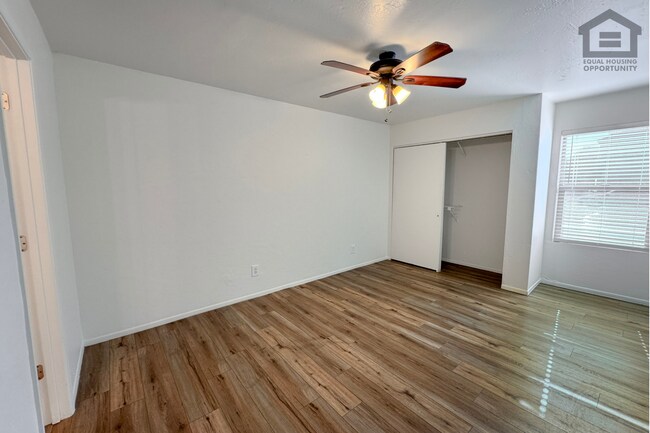 Building Photo - 2Bed/2Bath Apartment at 52nd St/Oak St! Ready for Immediate Move-In – GROUND FLOOR UNIT!