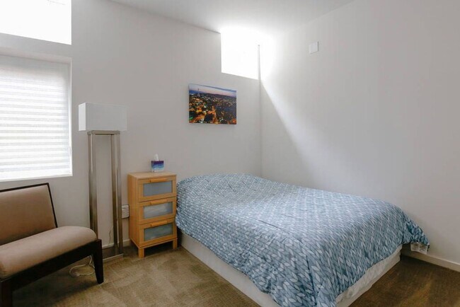 Building Photo - Beautiful High end Central District Home f...