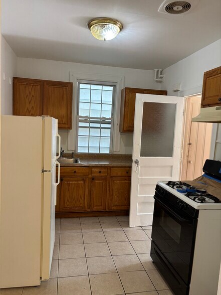Kitchen with gas stove - 240 Sommerville Pl