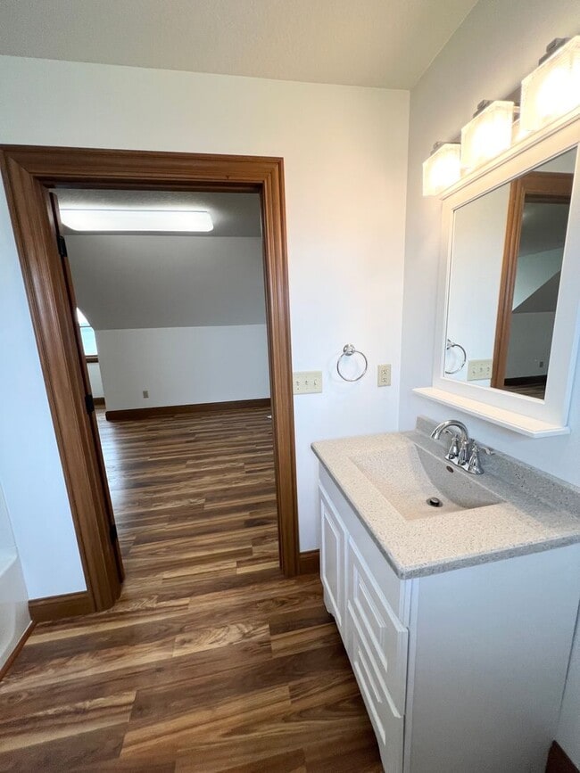 Building Photo - NEW LISTING! 3 Bedroom home