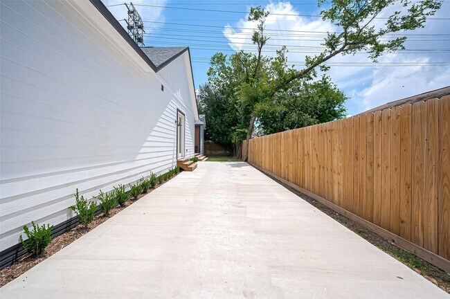 Building Photo - 2714 Hardy St