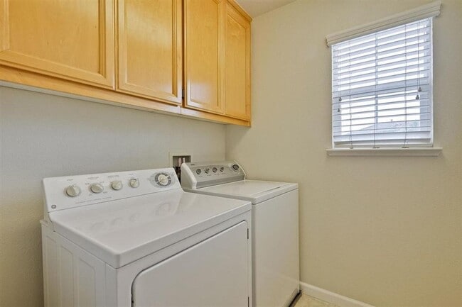 Building Photo - $4,490 / 5BR -2459 S.F. - STUNNING UNION C...