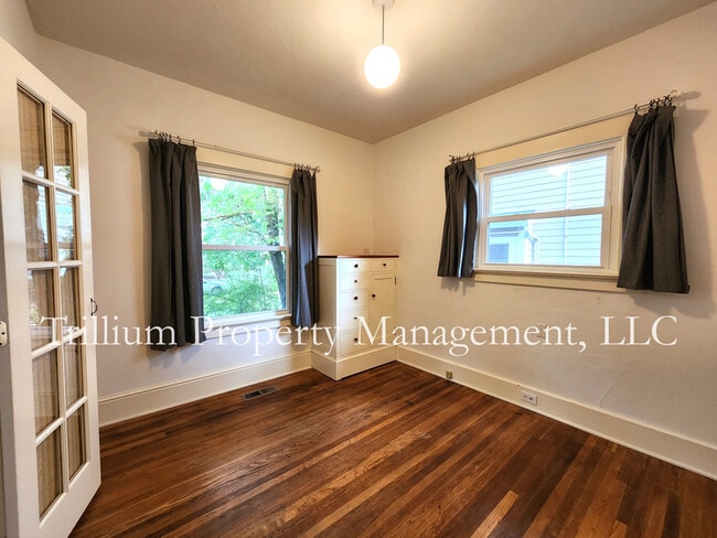 Building Photo - 4542 NE 32nd Pl