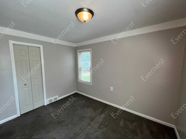 Building Photo - 18474 Glenmore St