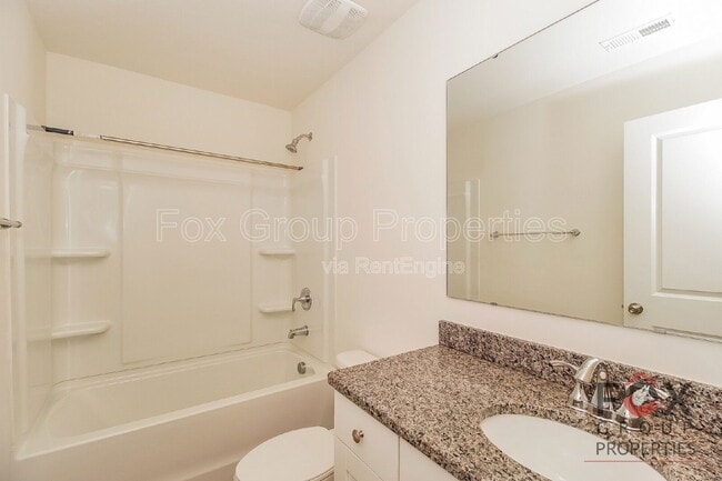 Building Photo - 467 Elm St