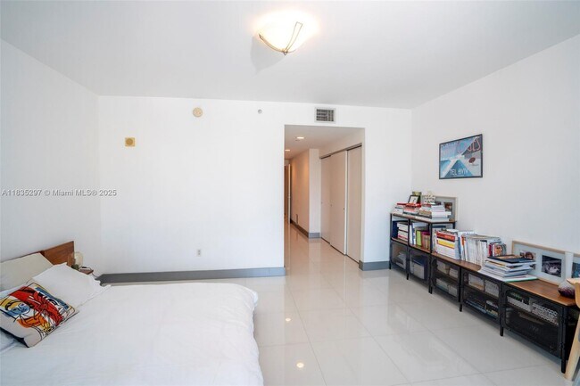 Building Photo - 2950 NE 188th St