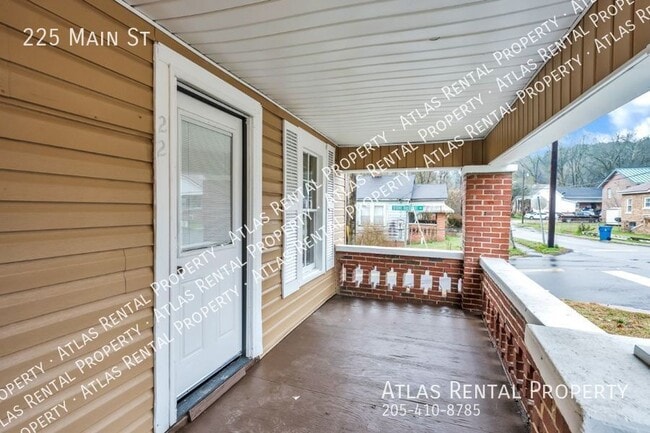 Building Photo - 225 Main St