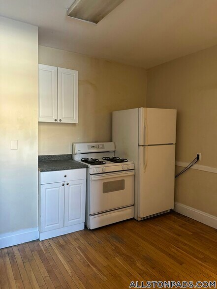 Building Photo - 192 Kelton St