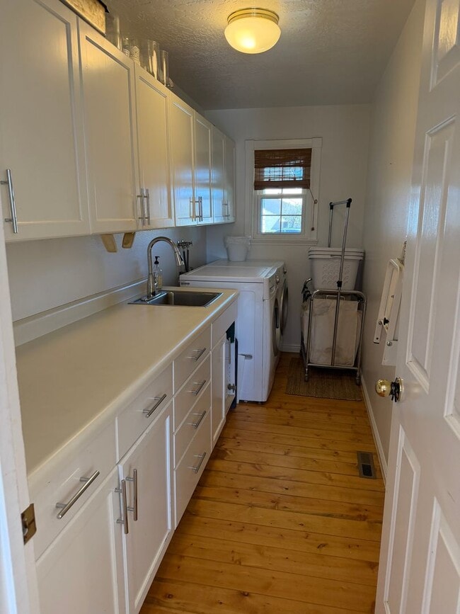 Building Photo - Beautiful 4 bedroom, 3 bathroom Home with a pool!!