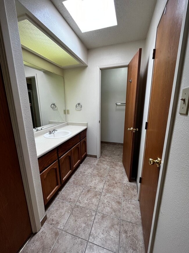 Building Photo - Spacious 3 bedroom 2 bath Home