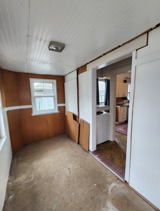 Building Photo - 304 NE 50th St