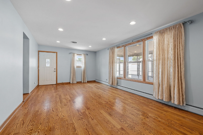 Building Photo - 9628 S Knox Ave