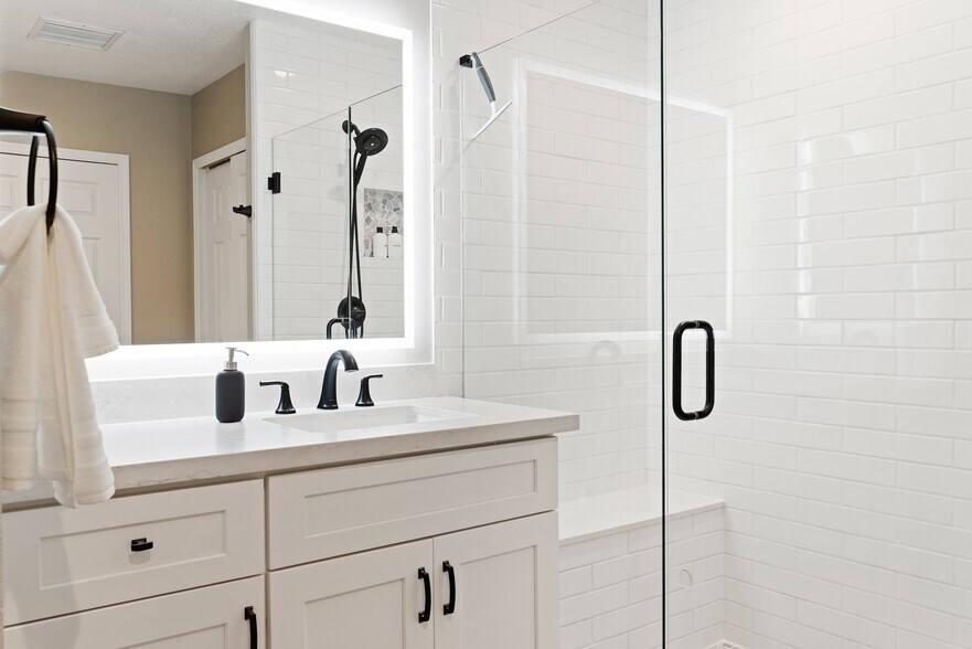 Large Master EnSuite - 4445 E Sharon Dr