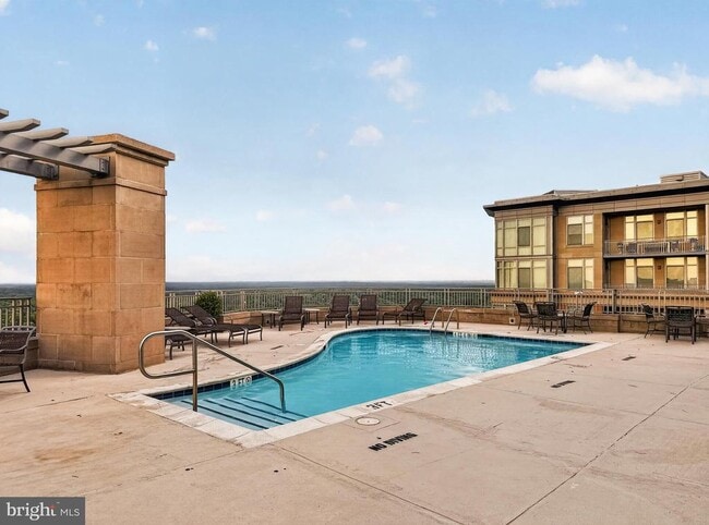 Building Photo - 8220 Crestwood Heights Dr
